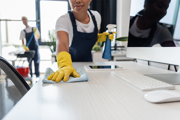 穿著制服的專業清潔人員