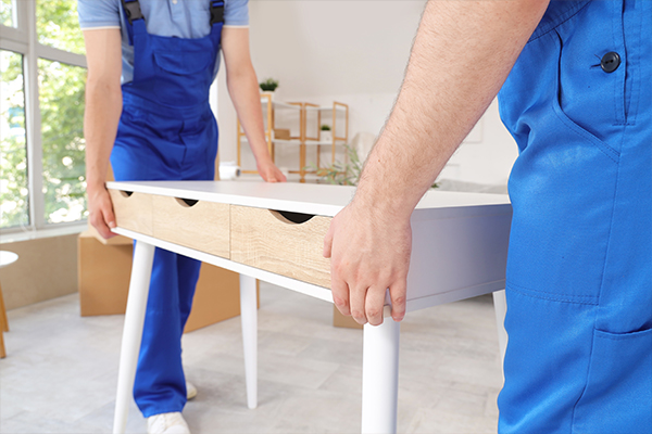 專業搬運團隊與貨車